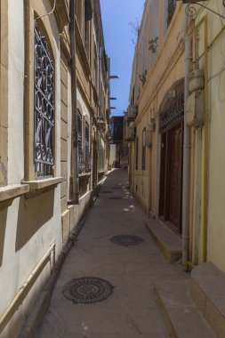 Bakü'de eski şehir-kaledar sokakları