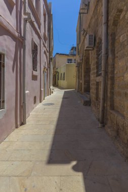 Bakü'de eski şehir-kaledar sokakları