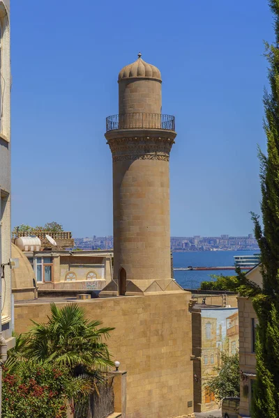Bakü'de eski şehir-kale bir caminin minaresi — Stok fotoğraf