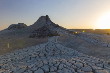 Gün batımında Qobustan içinde çamur volkanlar