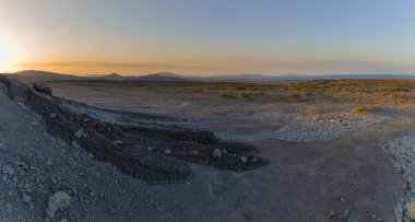 Gün batımında Qobustan içinde çamur volkanlar