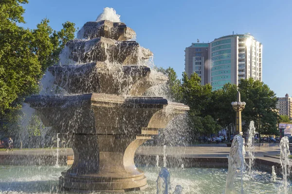 Fontána v městském parku v Baku — Stock fotografie