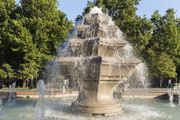 Fuente en el parque de la ciudad en Bakú — Foto de Stock