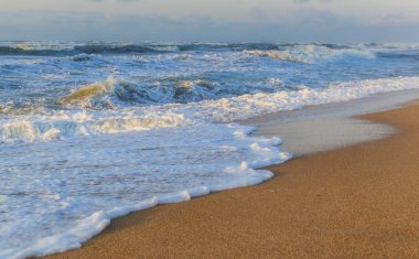 Bakü yakınlarındaki Hazar Denizi kıyısında fırtına