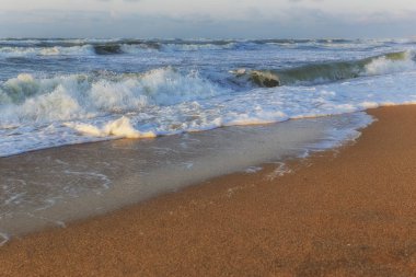 Bakü yakınlarındaki Hazar Denizi kıyısında fırtına