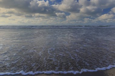 Bakü yakınlarındaki Hazar Denizi kıyısında fırtına