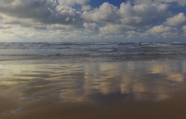 Bakü yakınlarındaki Hazar Denizi kıyısında fırtına