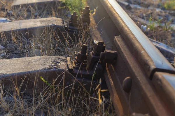 Alte Schienenbefestigung an Schwellen — Stockfoto