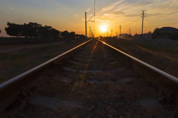 Reflexion der Sonne auf den Schienen bei Sonnenuntergang — Stockfoto