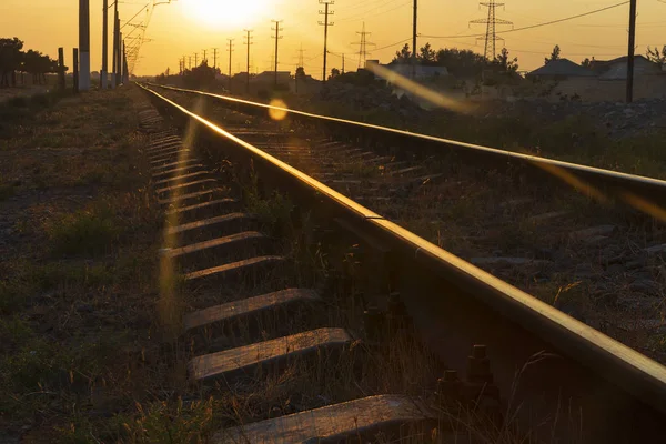 Reflexion der Sonne auf den Schienen bei Sonnenuntergang — Stockfoto