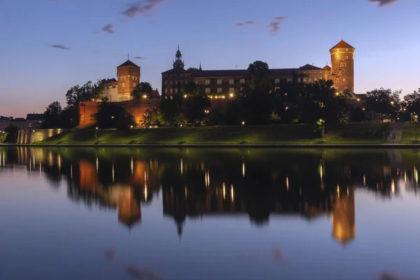 Wawel-Burg bei Sonnenaufgang spiegelt sich in der Weichsel — Stockfoto