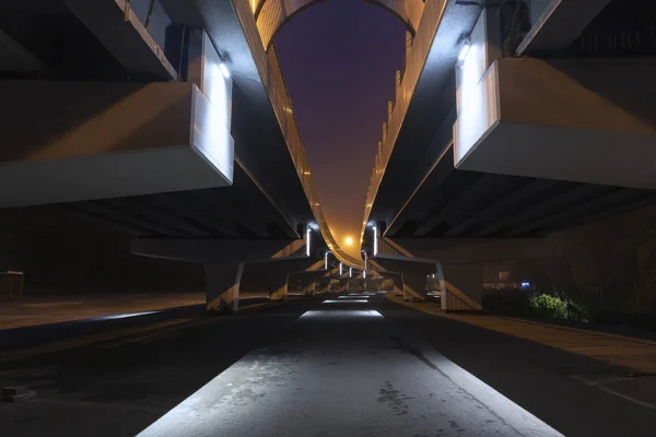 Concrete ondersteuning van de autobrug bij zonsopgang — Stockfoto