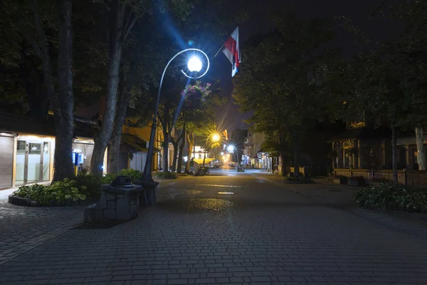 Die zentrale Straße von Krupowka in Sakopane bei Sonnenaufgang. während tou — Stockfoto