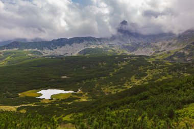 Gün batımında bulutlarta Tatra dağları