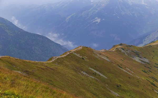 Turis berjalan di sepanjang pegunungan pegunungan di Tatras — Stok Foto