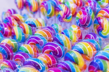 Bir mağazada satılan dönen lolipoplar