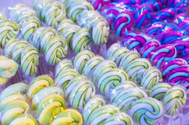 Bir mağazada satılan dönen lolipoplar