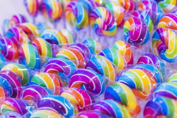 Bir mağazada satılan dönen lolipoplar