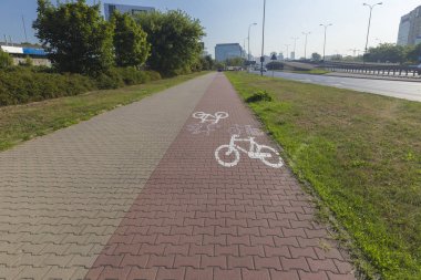 Varşova'daki birçok gölgeli bisiklet yolundan biri