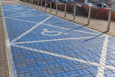 Varşova'da engelli park yeri