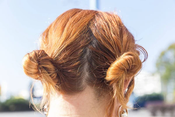 Cheveux féminins groupés à l'arrière de la tête — Photo