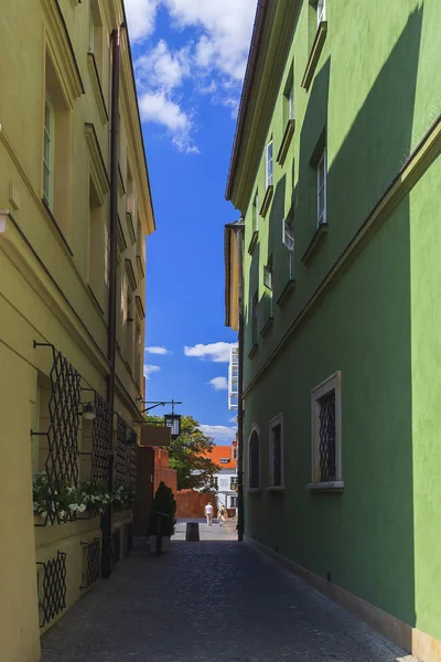 ワルシャワの旧市街の狭い通り — ストック写真