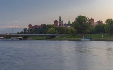 Gün doğumunda Wawel kale Vistula nehri yansıyan