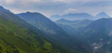 Bulutlarla kaplı Tatra dağları