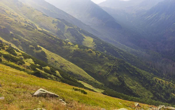Zigzag path climbing mountains in Tatra mountains — Stock Photo, Image
