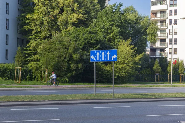 Road sign and cyclist on the street — Stock Photo, Image