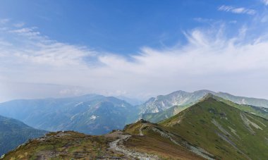 Tatras dağların sırtları boyunca yürüyen turistler