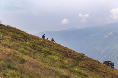 Tatras dağların sırtları boyunca yürüyen turistler