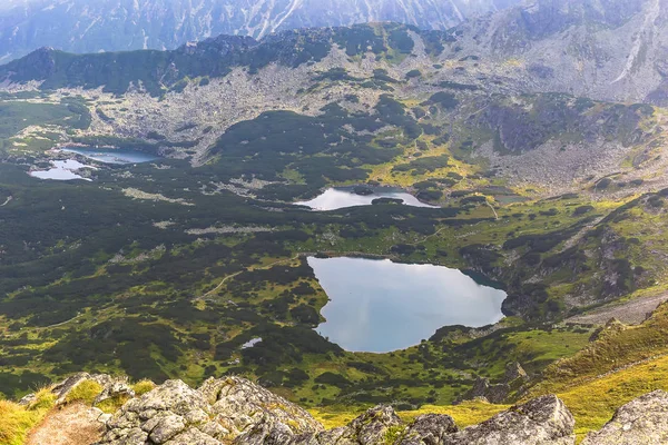 Hermoso paisaje de montaña en el Alto Tatra (Zielona Dolina G — Foto de Stock