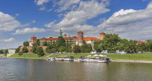 Wawel-Burg am Ufer des Weichselflusses — Stockfoto