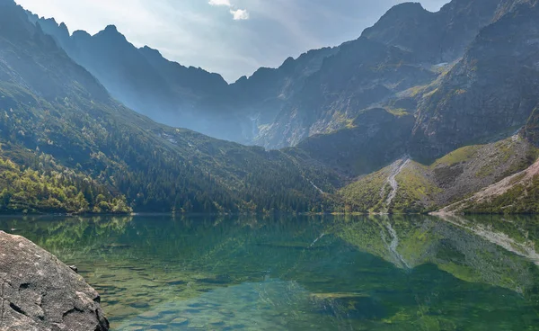 Sea Eye. Lago en las montañas de Tatra — Foto de Stock