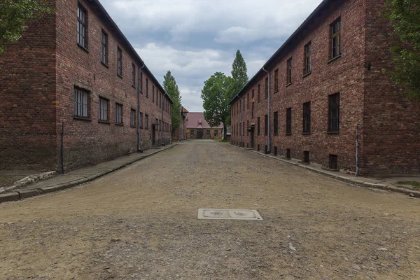 AUSCHWITZ, POLAND - AUGUST 2019: Courtyard at Auschwitz Concentra — стоковое фото