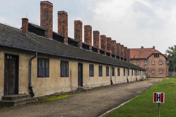 AUSCHWITZ, POLONIA - AGOSTO 2019: Cortile di Auschwitz Concentra — Foto Stock