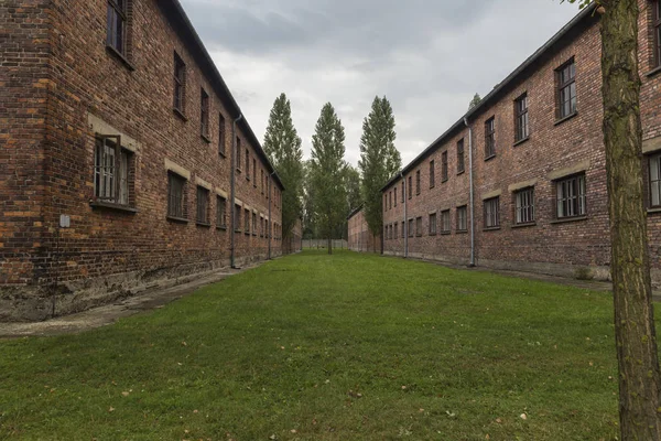 AUSCHWITZ, POLAND - AUGUST 2019: Courtyard at Auschwitz Concentra — стоковое фото