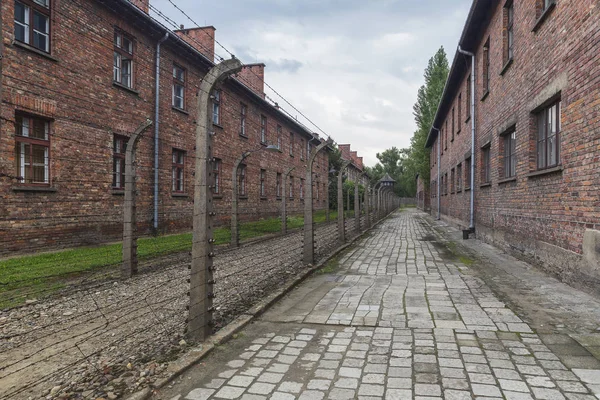 AUSCHWITZ, POLÓNIA - AGOSTO 2019: Pátio em Auschwitz Concentra — Fotografia de Stock