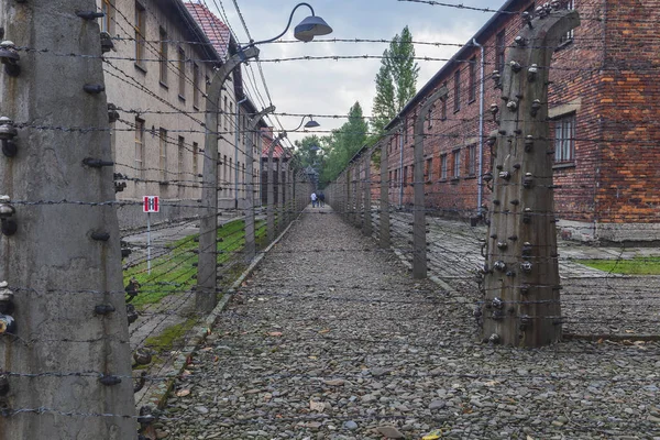AUSCHWITZ, POLAND - AUGUST 2019:Courtyard at Auschwitz Concentra — Stock Photo, Image