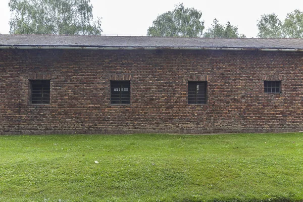 AUSCHWITZ, POLONIA - AGOSTO 2019: Patio en Auschwitz Concentra —  Fotos de Stock