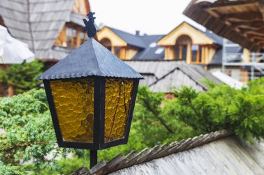 Kıvırcık sarı camlı sokak lambası