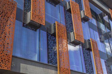 Binanın cam cephesi.