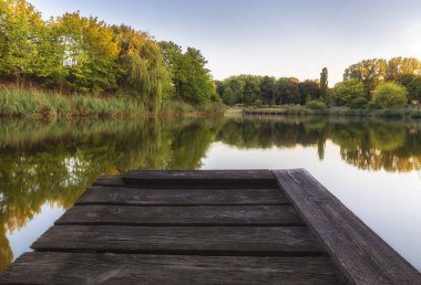 Güzel bir gölet kıyısında dinlenme insanlar.