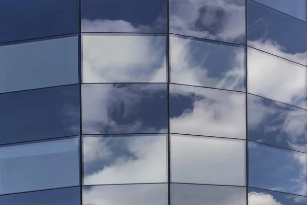 建物のガラスに映る雲 — ストック写真