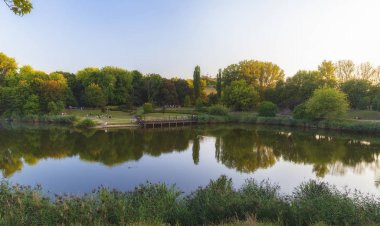 Güzel bir gölet kıyısında dinlenme insanlar.
