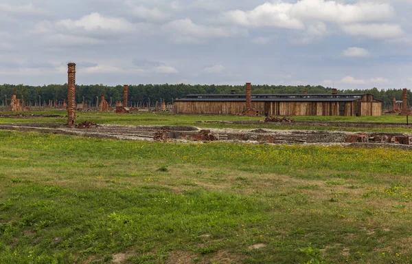 POLÓNIA - AGOSTO 2019: Fogões e quartéis no Auschwitz-Birke — Fotografia de Stock