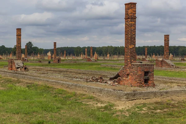 POLONIA - AGOSTO 2019: Estufas y cuarteles en Auschwitz-Birke —  Fotos de Stock