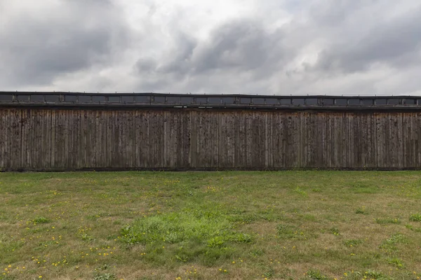 POLONIA - AGOSTO 2019: Estufas y cuarteles en Auschwitz-Birke —  Fotos de Stock