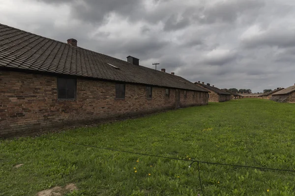 POLONIA - AGOSTO 2019: Estufas y cuarteles en Auschwitz-Birke —  Fotos de Stock